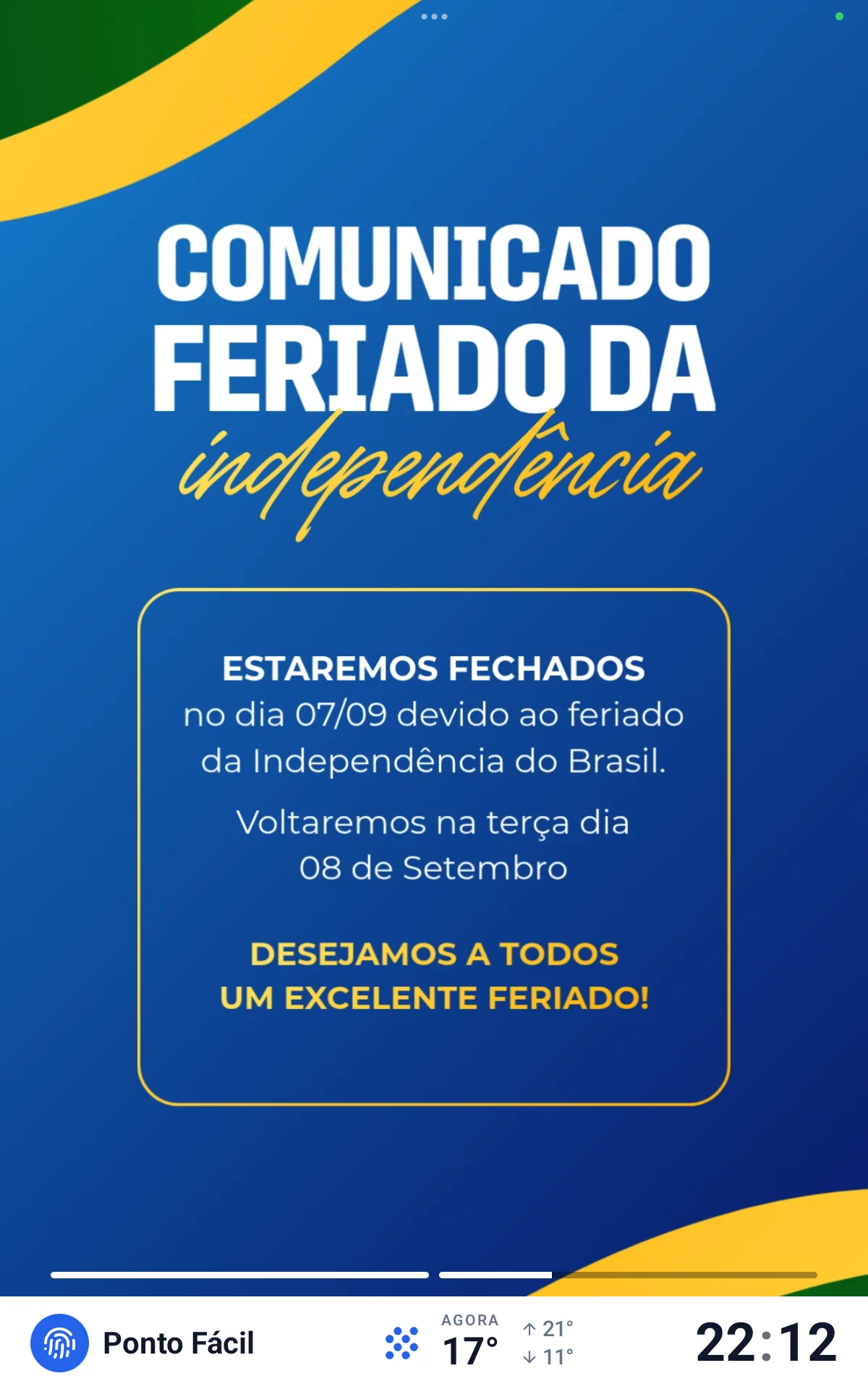 Totem de ponto em um tablet, exibindo um comunicado publicado pelo RH, com a hora e a previsão do tempo na barra de baixo